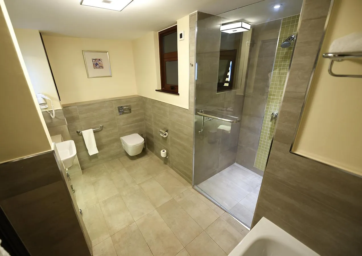 Mestil Hotel & Residences Kampala 5*,